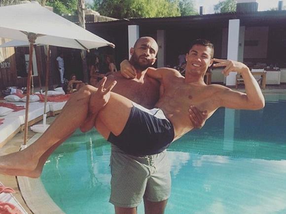 GREAT CELEBRITY SOCIAL NETWORK PICTURES!
