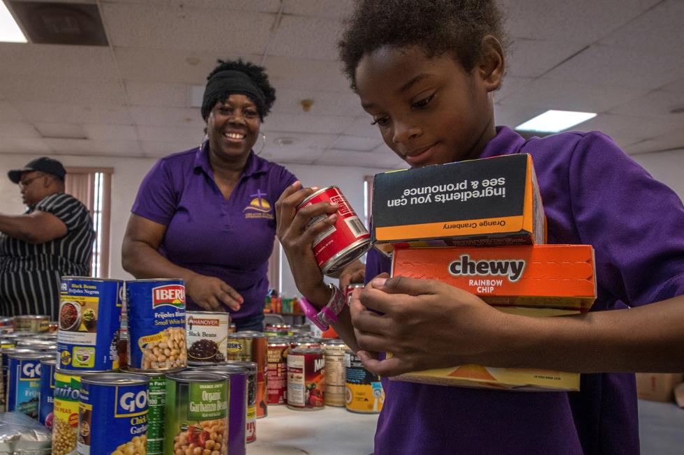 Volunteers in Miami help Bahamas