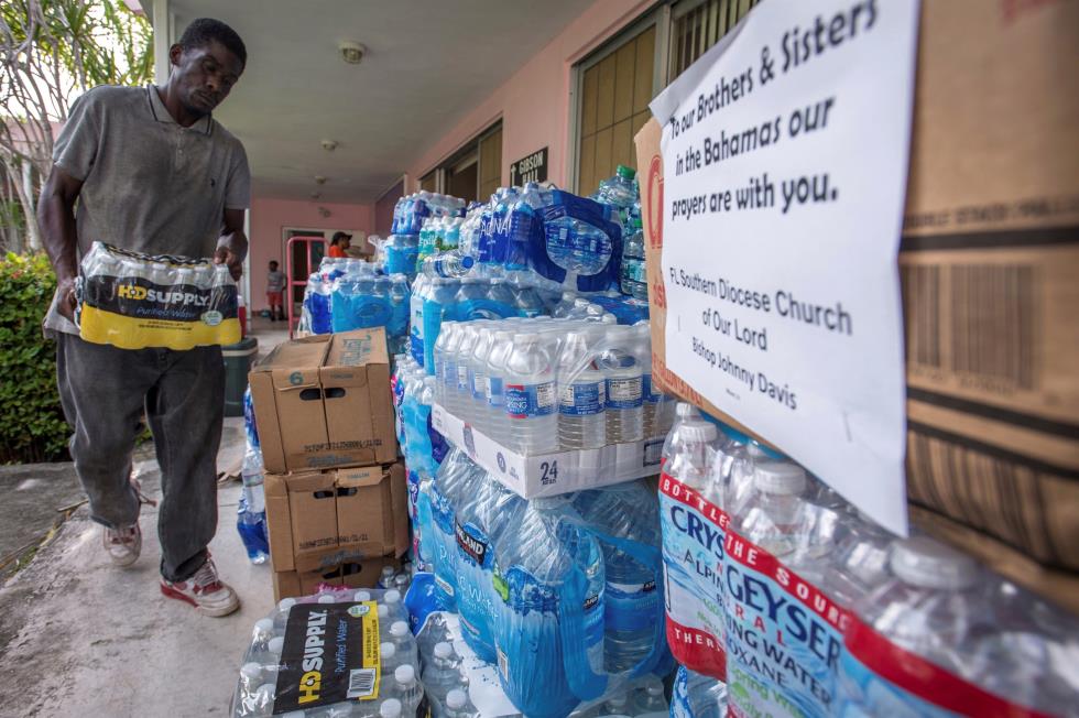 Volunteers in Miami help Bahamas