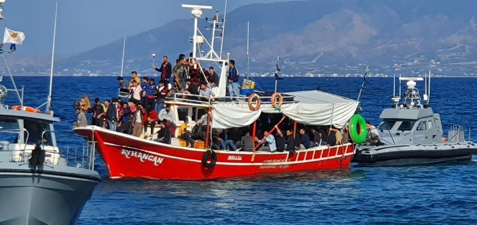 ΠΛΟΙΑΡΙΟ ΜΕ ΜΕΤΑΝΑΣΤΕΣ ΕΝΤΟΠΙΣΤΗΚΕ ΚΑΙ ΟΔΗΓΗΘΗΚΕ ΣΤΟ ΛΙΜΑΝΑΚΙ ΛΑΤΣΙΟΥ