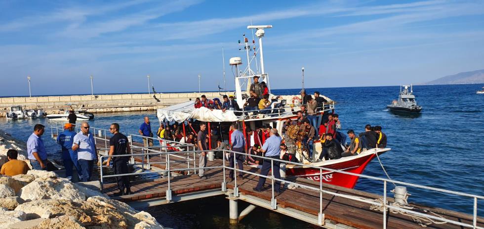 ΠΛΟΙΑΡΙΟ ΜΕ ΜΕΤΑΝΑΣΤΕΣ ΕΝΤΟΠΙΣΤΗΚΕ ΚΑΙ ΟΔΗΓΗΘΗΚΕ ΣΤΟ ΛΙΜΑΝΑΚΙ ΛΑΤΣΙΟΥ